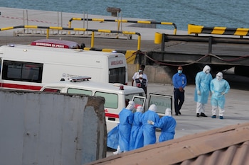 Personal sanitario con equipo de protección evacúa a pacientes del crucero MV Hondius el miércoles 6 de mayo de 2026, en un puerto de Praia, Cabo Verde. (AP Foto/Misper Apawu)