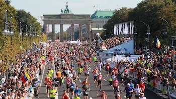 Distintas estrategias permiten mantener el ritmo y mejorar el rendimiento en carreras de fondo, como los 42K (Maratón de Berlín)
