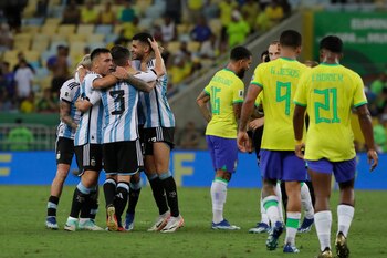 Jugadores de Argentina celebran tras