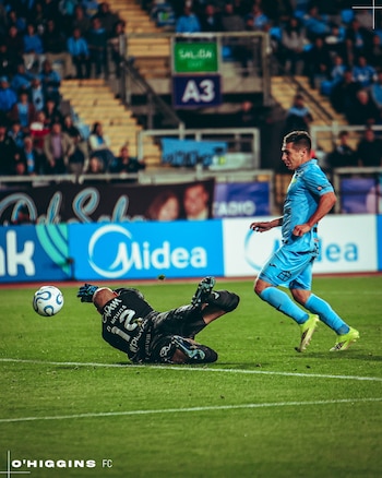Diego Novoa quedó retratado en la segunda anotación de O'Higgins al resbalarse en su intento de cortar el centro - crédito O'Higgins