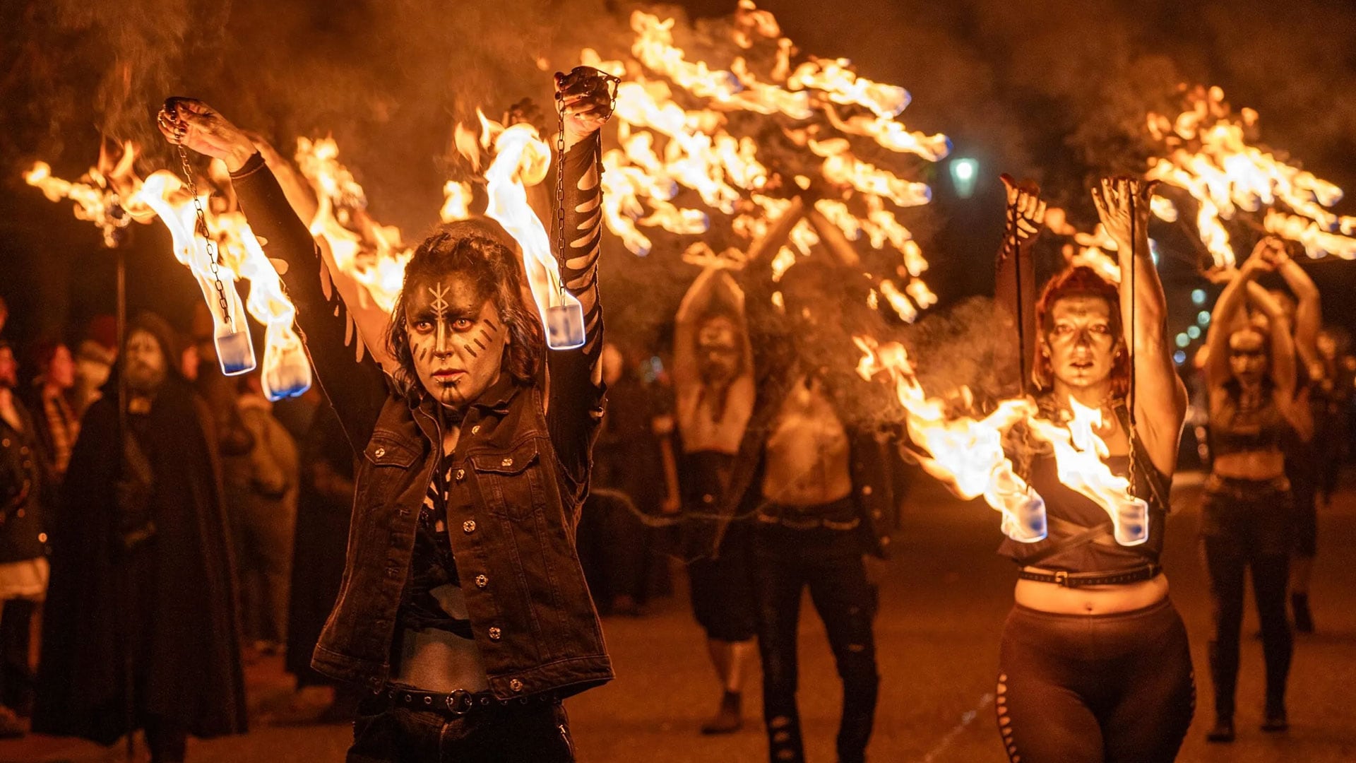 El Samhuinn Fire Festival recrea en Edimburgo el cambio de estación con fuego, danza y personajes inspirados en antiguas tradiciones paganas