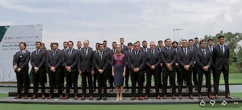 Guillermo Ochoa fue el encargado de recibir la bandera, ya que será el futbolista más veterano de este representativo al disputar su sexta Copa del Mundo. (Foto: Presidencia)
