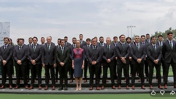 Claudia Sheinbaum abandera a jugadores de la selección mexicana previo a su participación en el Mundial 2026