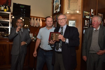 Ernesto Cherquis Bialo recibiendo una