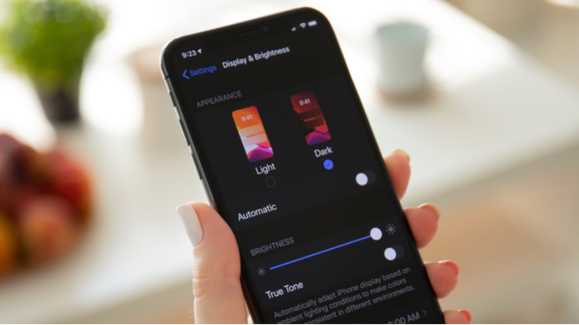 Cómo oscurecer la pantalla del iPhone con el nuevo modo Ultra Dark Liquid Glass de iOS 26