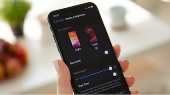 Cómo oscurecer la pantalla del iPhone con el nuevo modo Ultra Dark Liquid Glass de iOS 26