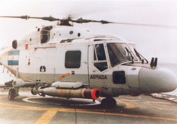 Helicóptero Sea Lynx portando un