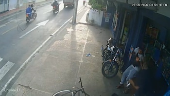 El joven fue trasladado al hospital, pero falleció minutos después; el teléfono robado era fruto de meses de trabajo y ahorro - crédito captura de pantalla @LaJornadaco/ X