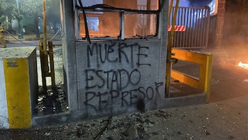 Encapuchados vandalizaron y saquearon oficinas