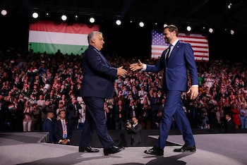 El vicepresidente de Estados Unidos, JD Vance, y el primer ministro húngaro, Viktor Orbán, se estrechan la mano durante un acto electoral. (Jonathan Ernst/Pool Foto via AP)