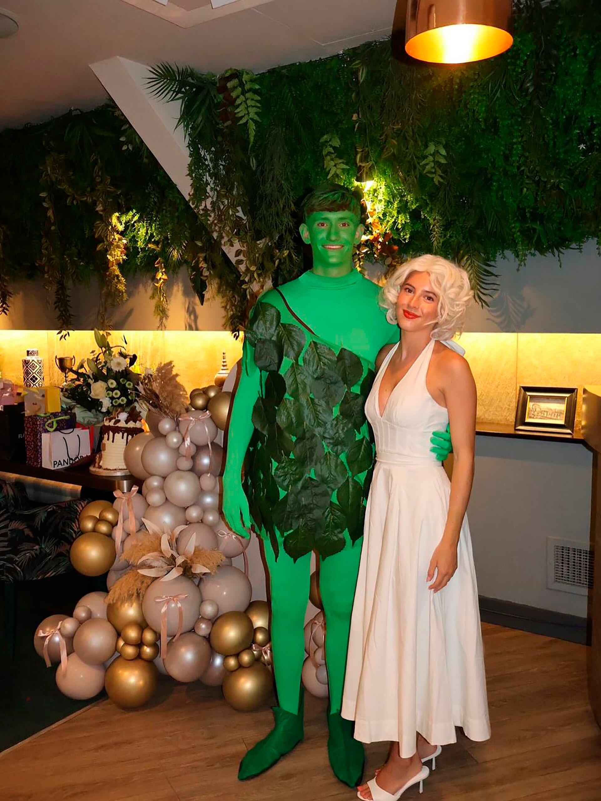 Emily Owen, vestida como Marilyn Monroe, junto a su novio (Instagram / @themichaelowen)