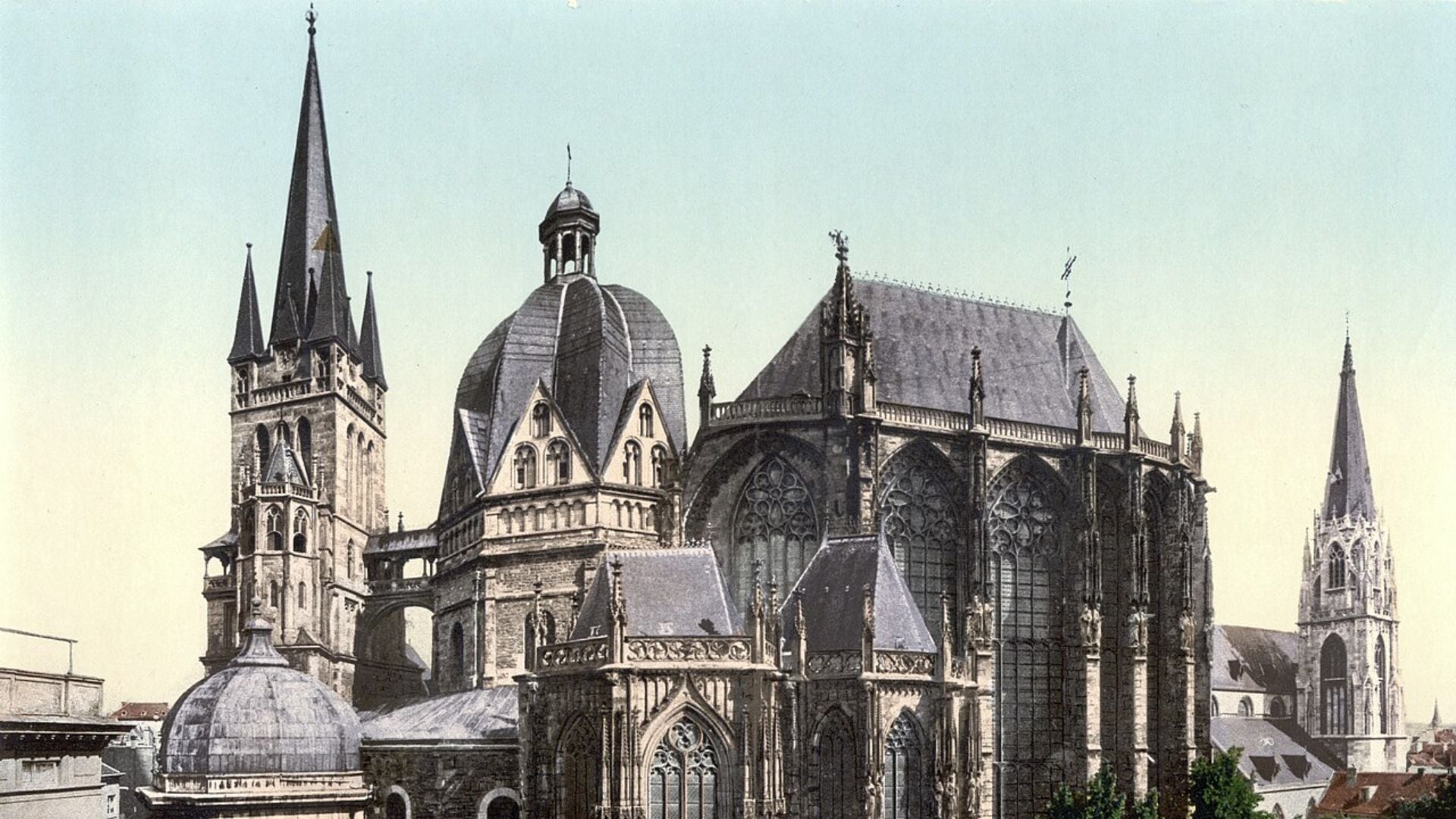 La evolución arquitectónica de la Catedral de Aquisgrán integra estilos carolingio, bizantino, románico y gótico en un conjunto único (foto: Wikipedia)