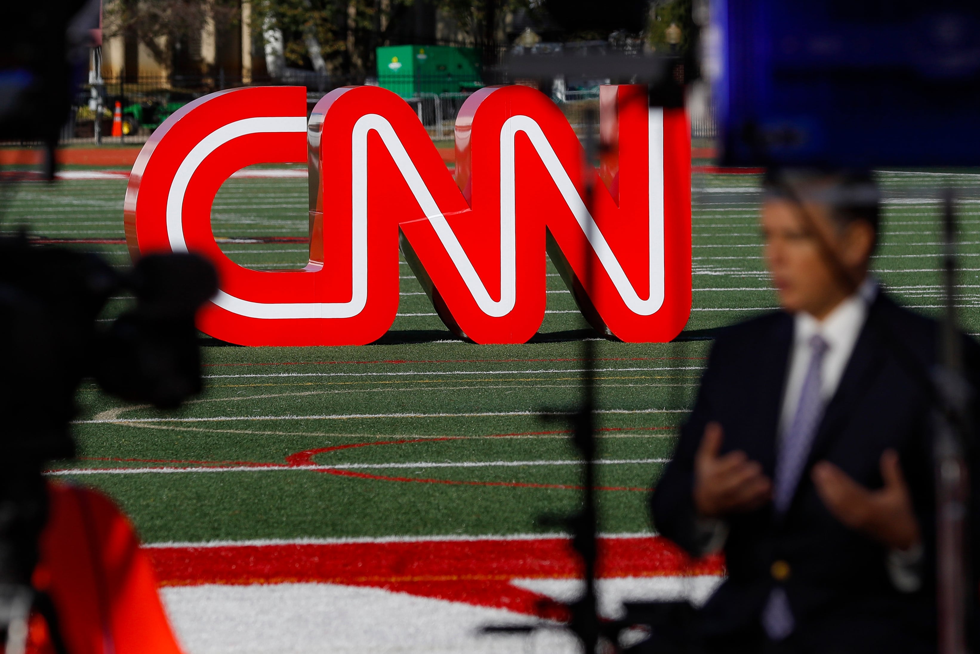 La decisión de las cadenas llegó después de que la Casa Blanca revocara las credenciales de CNN, Politico y MSNOW, a los que acusó de difundir “noticias falsas” (Foto AP/John Minchillo)