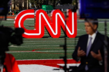 La decisión de las cadenas llegó después de que la Casa Blanca revocara las credenciales de CNN, Politico y MSNOW, a los que acusó de difundir “noticias falsas” (Foto AP/John Minchillo)