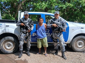 Fredis Antonio Campos Álvarez, de 49 años, fue señalado por atacar con un corvo a su hermano de 45 años durante una discusión bajo los efectos del alcohol en El Salvador. (Foto cortesía Policía Nacional Civil)