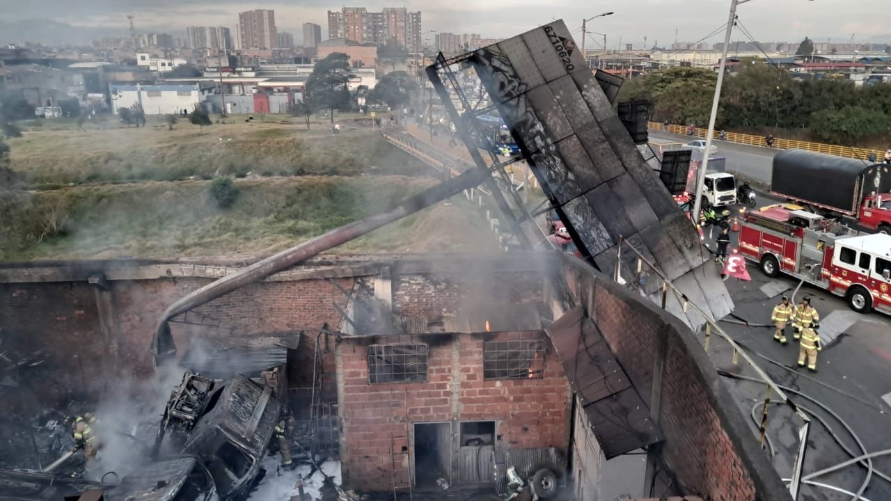 Bomberos Bogotá informó que no hubo personas lesionadas en el incendio registrado durante la madrugada del martes 1 de septiembre - crédito Bomberos de Bogotá