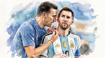 Ilustración acuarela de Lionel Messi con camiseta de Argentina número 10, insignia FIFA, y otro hombre hablando cerca de su oído. Fondo de manchas azules.