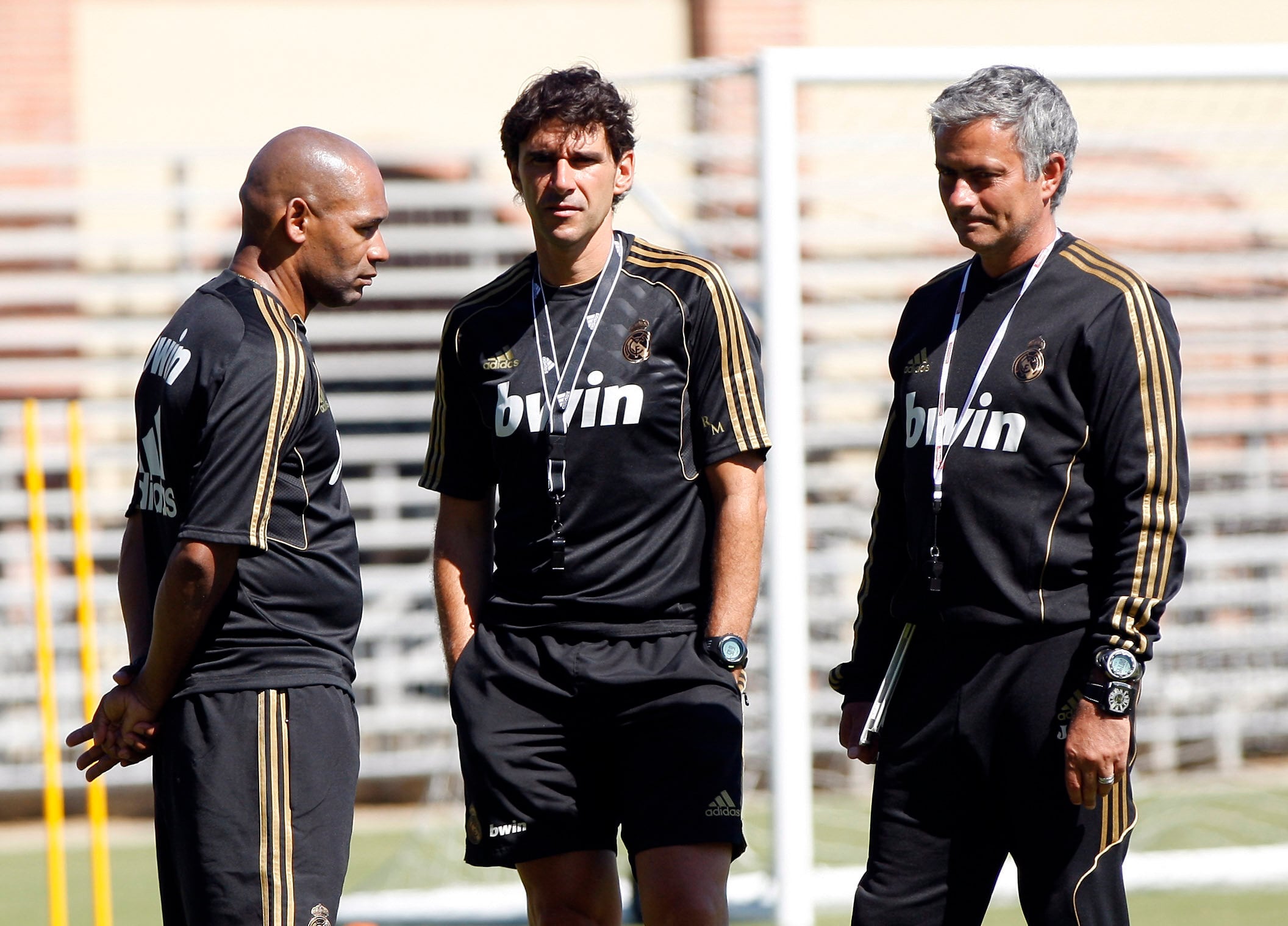 José Mourinho junto a sus cuerpo técnico durante su primera etapa en el Real Madrid (EFE/Helios de la Rubia)