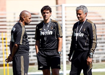 José Mourinho junto a sus cuerpo técnico durante su primera etapa en el Real Madrid (EFE/Helios de la Rubia)
