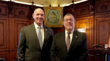 El presidente Arévalo sostiene encuentro con enviados de Estados Unidos en el Palacio Nacional de Guatemala