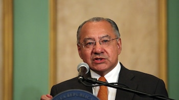 Gobierno de Estados Unidos pidió revocar la ciudadanía de Víctor Manuel Rocha, exembajador nacido en Colombia, por espionaje a favor de Cuba