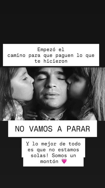 Fotografía en blanco y negro de Diego Maradona con los ojos cerrados, siendo besado en ambas mejillas por dos niñas pequeñas, con texto superpuesto