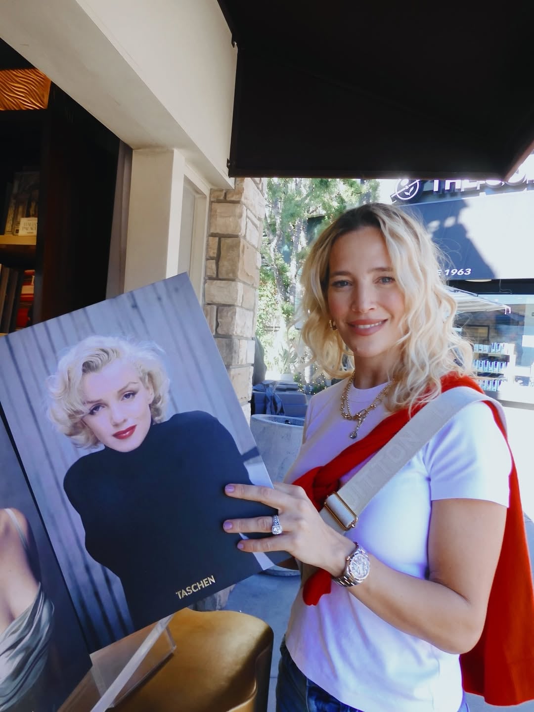 Luisana posó junto un libro de Taschen con una icónica imagen de Marilyn Monroe en su portada