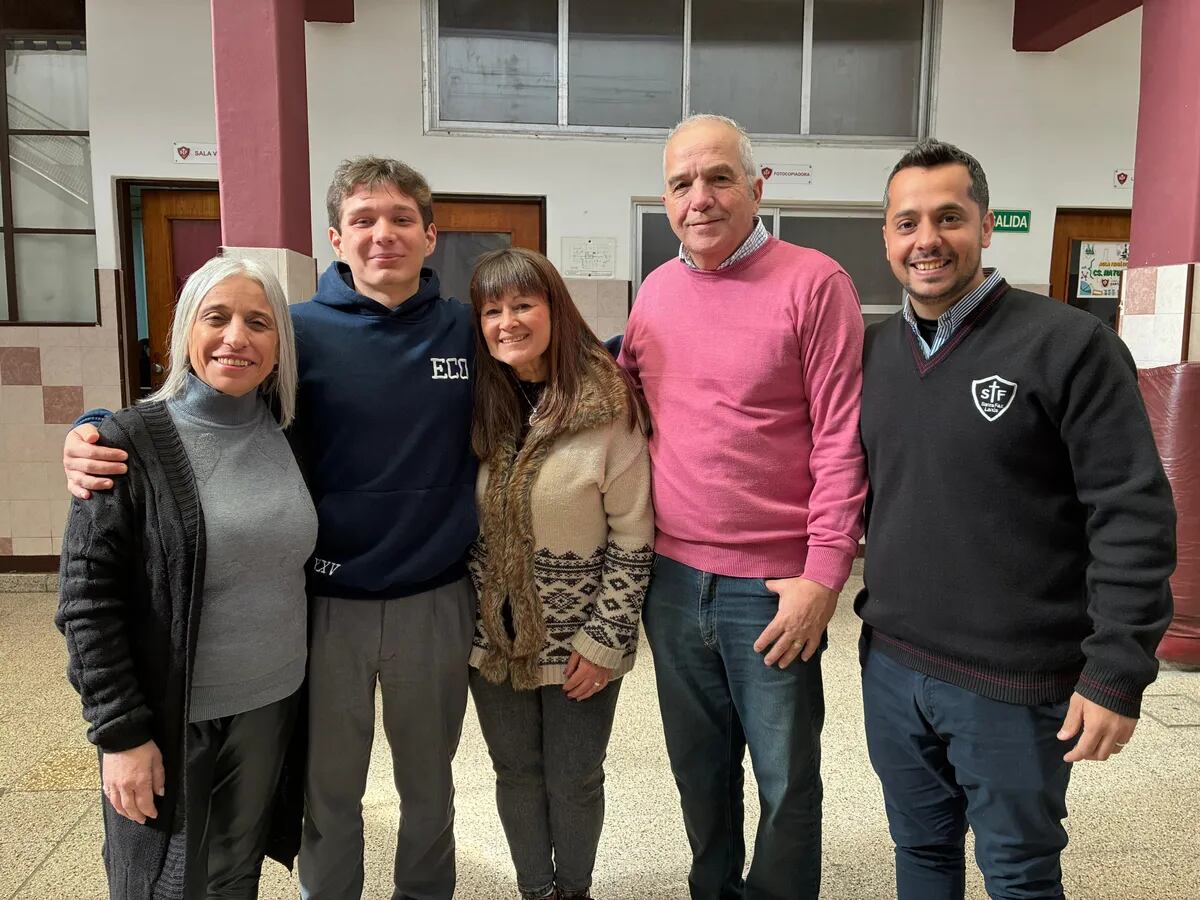 Gastón con directivos y docentes del Instituto Santa Faz de Lanús, donde cursa el último año de la secundaria.