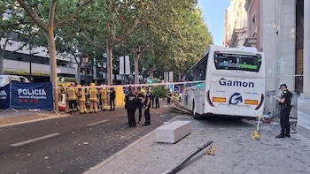 Al menos 35 heridos tras el choque de un autocar contra la fachada de un edificio en Lleida: cuatro personas en estado crítico