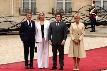 Emmanuel y Brigitte Macron junto