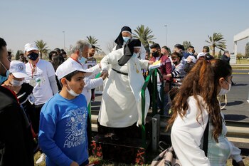 Personas esperan la llegada del