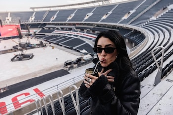 Lali Espósito con su mate en River