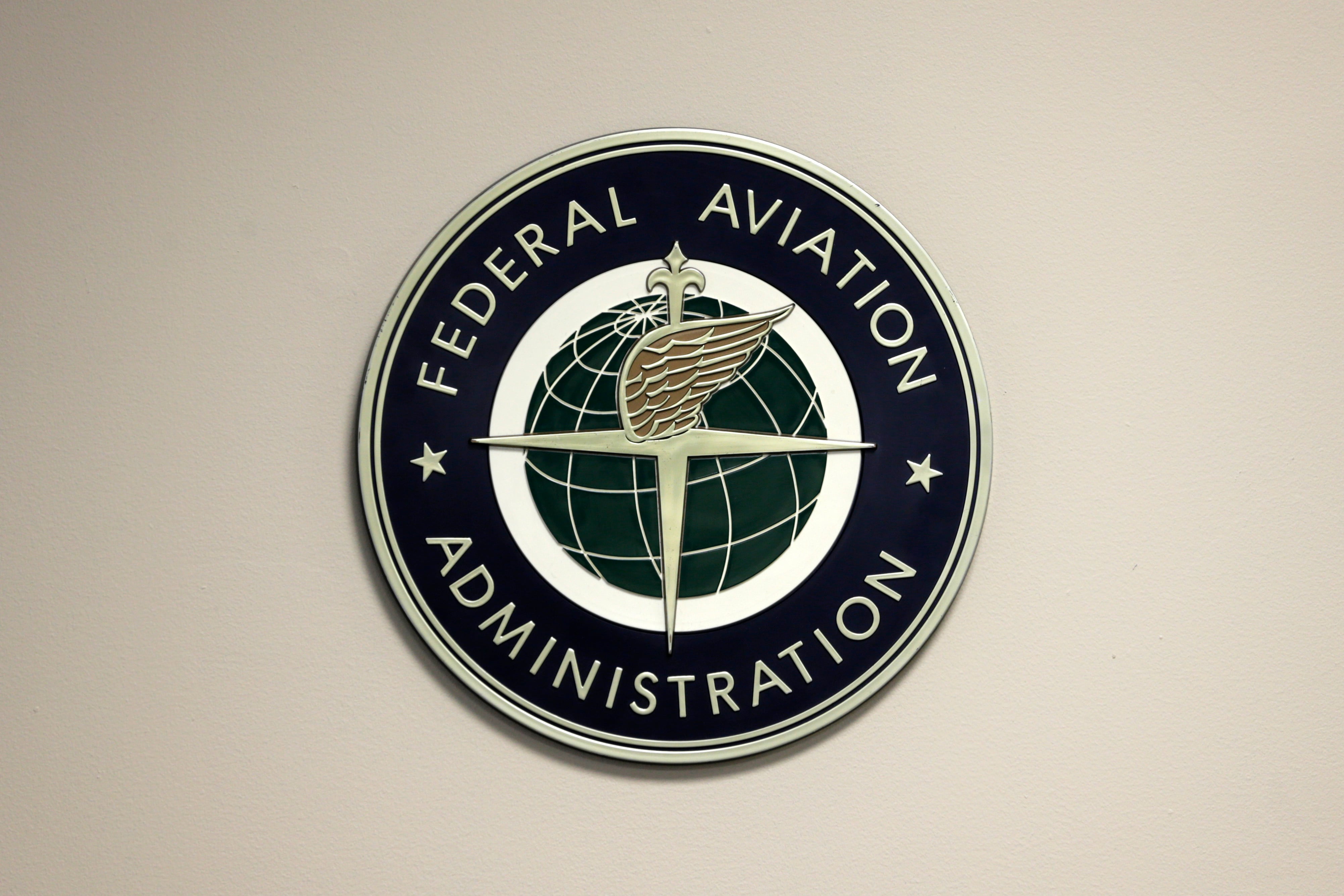La autoridad aeronáutica federal figura entre los organismos que supervisan el cumplimiento de las normas en este tipo de presentaciones (AP Foto/Seth Wenig, Archivo)