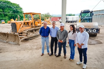 La ministra, Michelle Sol, posa en compañía de la representantes de la empresa constructora. El sector construcción, impulsado por políticas públicas, genera empleo directo, dinamiza la economía y fortalece la cadena de suministros en El Salvador./(Secretaría de Prensa)