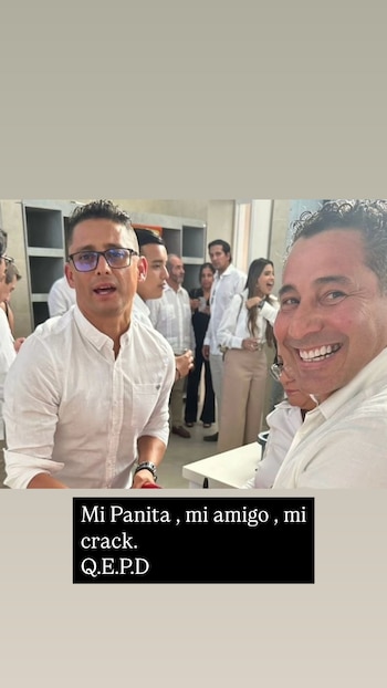 Con una fotografía junto a