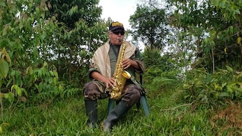 Tocando el saxofón y hablando