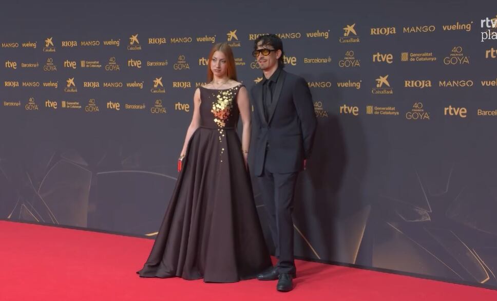 Tony Grox y LUCYCALYS, los ganadores del Benidorm Fest 2026, junto a María Eizaguirre, Directora de Comunicación de RTVE, a su llegada a los premios Goya 2026. (RTVE)