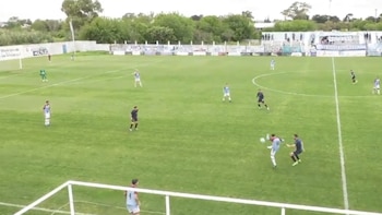 Hizo un extraño gol en contra desde mitad de cancha y su equipo quedó a un paso del descenso a la Primera C