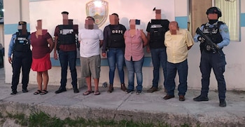 Cinco personas son presentadas por la Policía Nacional en Santa Rosa de Copán, tras ser señaladas como implicadas en delitos de abuso y explotación sexual contra una menor de edad.(Foto cortesía Unidad Departamental de Policía Nº4).