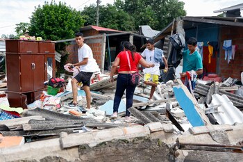 People walk on the wreckage of a collapsed house after a strong earthquake in Santa Cecilia, Paratebueno, Colombia, June 8, 2025. REUTERS/Santiago Molina Fernandez