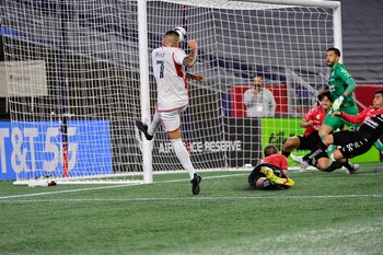 Gustavo Bou anota el tanto