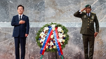 Presidente de Corea del Sur coloca ofrenda floral a los Niños Héroes en Chapultepec durante visita a México