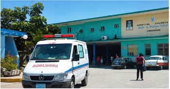 Una avería eléctrica en el Hospital Julio M. Aristegui Villamil de Cárdenas obligó a trasladar pacientes de terapia intensiva a Matanzas. (Cortesía: CubaCuba)