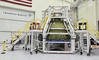 La cápsula tripulada Orion para la misión lunar Artemis IV se muestra en construcción durante un evento de la NASA para los medios de comunicación sobre el programa Artemis en el Centro Espacial Kennedy en Cabo Cañaveral, Florida, EE. UU., el 16 de diciembre de 2024 (REUTERS/Steve Nesius)