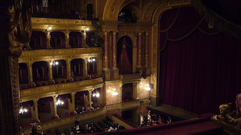 La sala principal de la Ópera Estatal de Hungría recuperó su disposición en herradura tras las obras concluidas en 2022 (Wikimedia Commons)