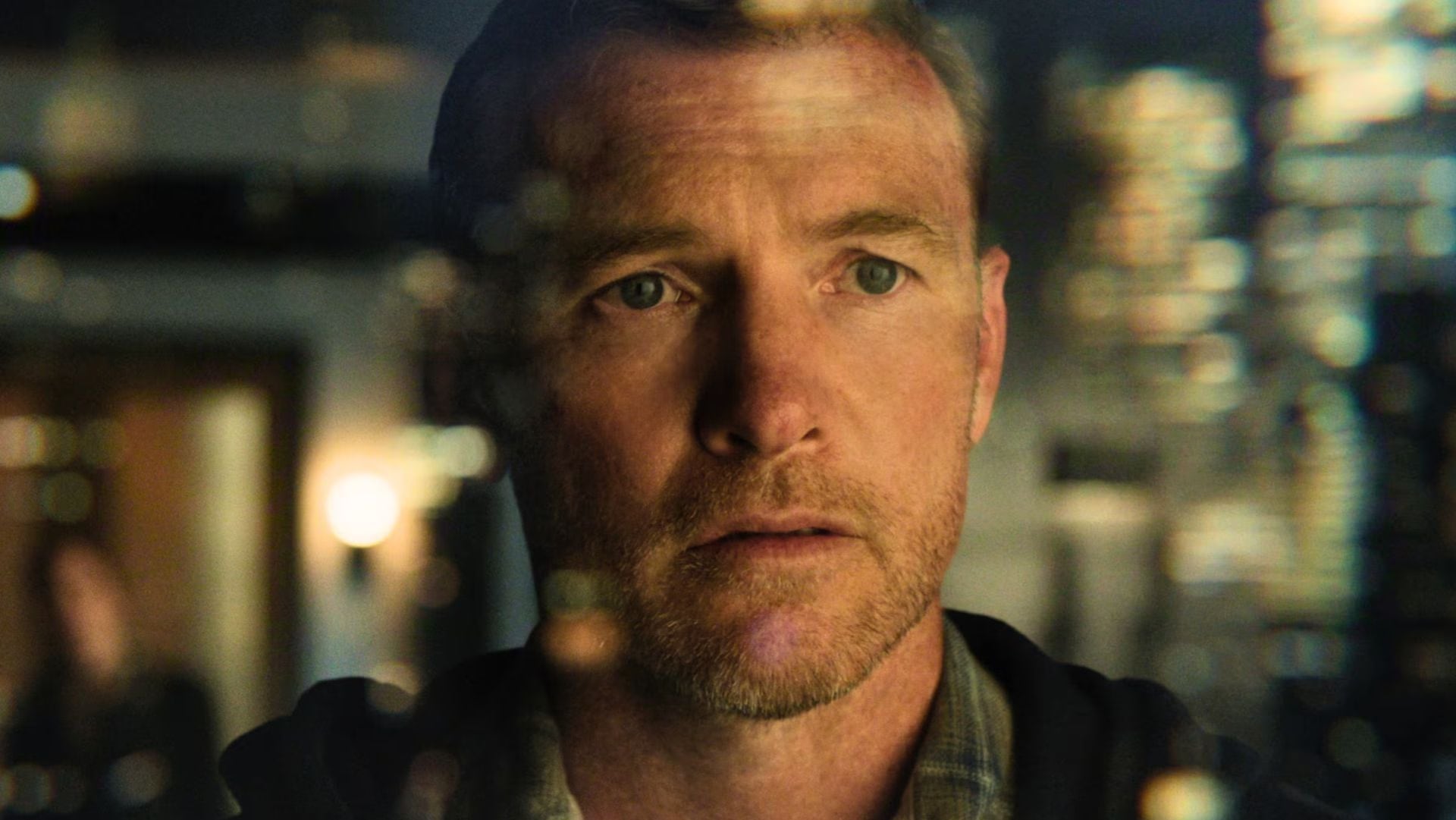 La trama sigue a David Burroughs, un padre condenado por el supuesto asesinato de su hijo que escapa para descubrir la verdad (Netflix)
