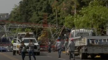 Se reporta que serían cuatro trabajadores que resultaron heridos tras el colapso de la estructura metálica.