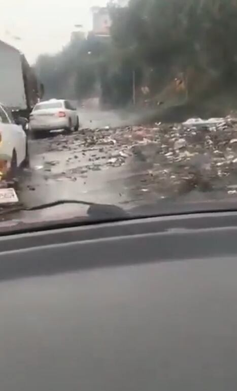 Deslizamiento de tierra en la autopista México-Pachuca. Foto: X: @MLopezSanMartin