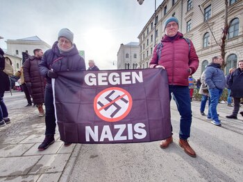 "Contra los nazis", reza la
