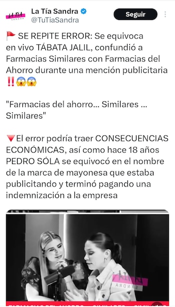 Dos mujeres sentadas frente a un micrófono en un estudio de televisión en una imagen en blanco y negro